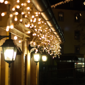 Lichtschuur-icicles-wit-buiten-donker